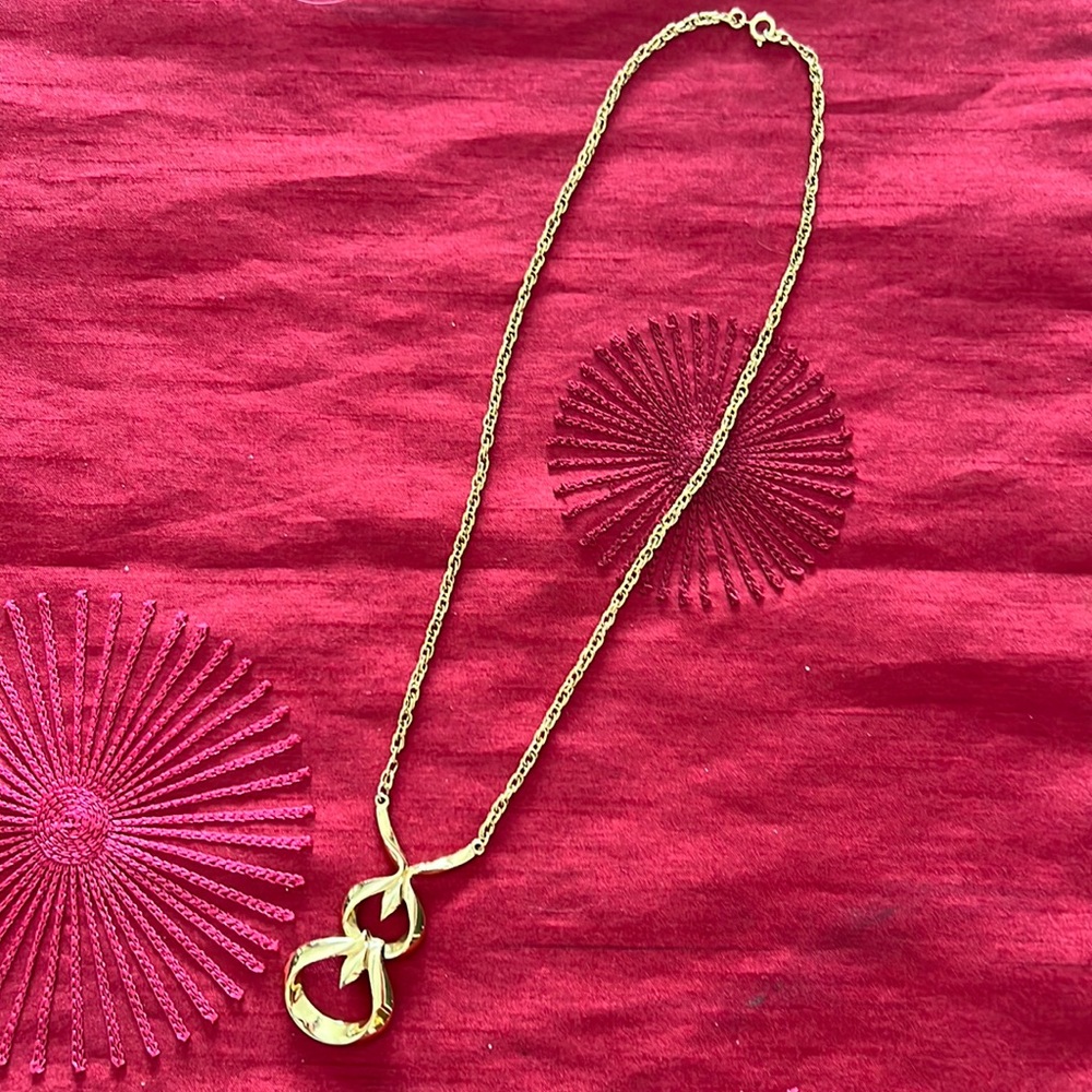 Pretty vintage necklace.